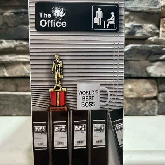 Gift Set - World's Best Boss Mug, Beanie, and Socks (The Office) - Picture 8 of 10